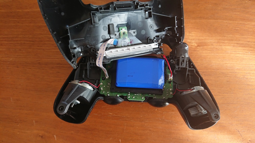 PS4コントローラーの電池を社外品の互換バッテリーに交換して
